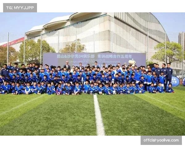 回顾：沙尔克04青训学院与当地大学合作推出的体育管理课程迎来首批毕业生